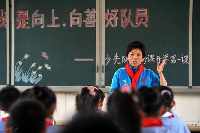 自从摇滚的胡想被击碎后，铃木良一（长谷川博己 饰）便委身一家乐器公司浑噩过活。他唯唯诺诺，几近成为全公司所有人凌辱和冷笑的对象。在这些人傍边，只有一样有着孤傲感的寺岛裕子（麻生久美子 饰）向他投来同情的眼光。某天，良一买了一只小乌龟，他在房间内对小乌龟倾诉着本身各种难以实现的胡想。但是在遭到同时的嘲讽后，他一气之下把乌龟扔进了马桶。乌龟顺着下水道来到一个神秘地点，衣衫破烂的白叟（西田敏行 饰）具有奇异的糖果，可让被抛弃的玩具和动物启齿措辞，而小乌龟则不谨慎吃了能实现胡想的糖果。它记忆犹新良一的胡想，而跟着胡想实现，小乌龟的身体也愈来愈年夜。良一的命运产生改变，他朝着未竟的摇滚之梦再度进发……